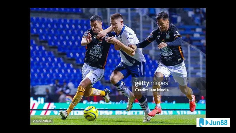 Puebla vs Pachuca: Cầu thủ Puebla đang nỗ lực giữ bóng trước sự áp đảo từ đối thủ Puebla vs Pachuca: Cầu thủ Puebla đang nỗ lực giữ bóng trước sự áp đảo từ đối thủ