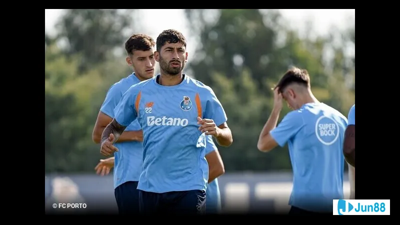 Cầu thủ Salzburg vượt qua phòng ngự của FC Porto để tạo ra cơ hội ghi bàn Cầu thủ Salzburg vượt qua phòng ngự của FC Porto để tạo ra cơ hội ghi bàn