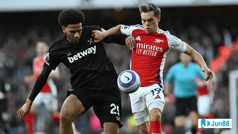 Cầu thủ Arsenal với chiếc áo màu đỏ đang tranh chấp với cầu thủ West Ham trong trận đấu bóng đá Cầu thủ Arsenal với chiếc áo màu đỏ đang tranh chấp với cầu thủ West Ham trong trận đấu…