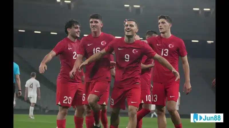 Cầu thủ Bulgaria dũng cảm chống đỡ sức mạnh tấn công của Thổ Nhĩ Kỳ Cầu thủ Bulgaria dũng cảm chống đỡ sức mạnh tấn công của Thổ Nhĩ Kỳ