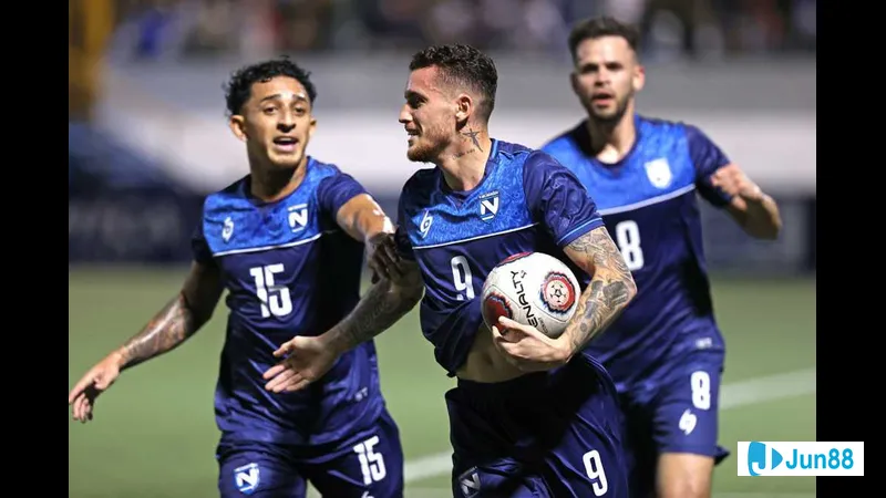 Cầu thủ Costa Rica dẫn bóng qua cầu thủ Nicaragua trong trận đấu bóng đá quốc tế. Cầu thủ Costa Rica dẫn bóng qua cầu thủ Nicaragua trong trận đấu bóng đá quốc tế.