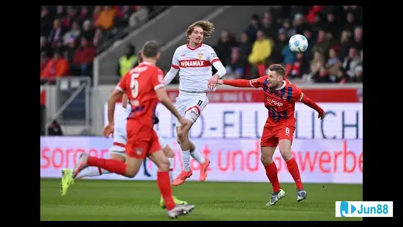 Hậu vệ Stuttgart cản phá cú sút của tiền đạo Heidenheim trong trận đấu Hậu vệ Stuttgart cản phá cú sút của tiền đạo Heidenheim trong trận đấu